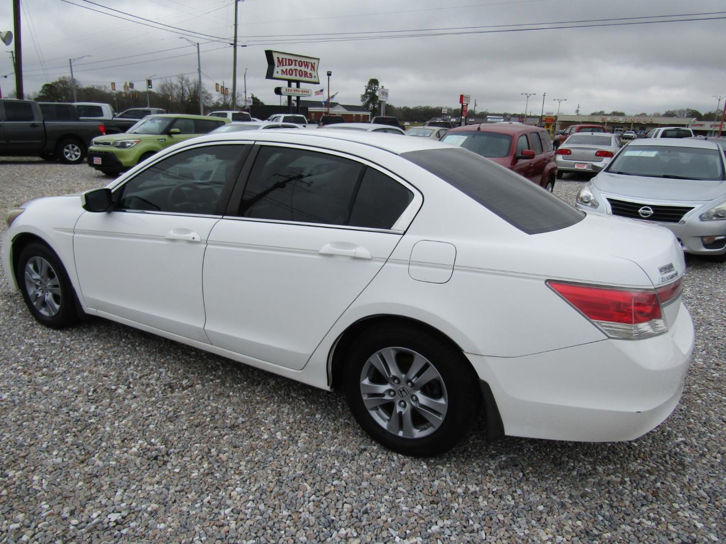 2011 White Honda Accord SE Sedan AT (1HGCP2F60BA) with an 2.4L L4 DOHC 16V engine, Automatic transmission, located at 15016 S Hwy 231, Midland City, AL, 36350, (334) 983-3001, 31.306210, -85.495277 - Photo#5